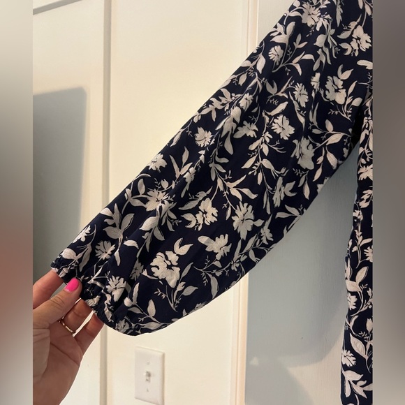 Rayon Flowy Floral Navy and White Women's Top size L (F114) - Picture 2 of 8